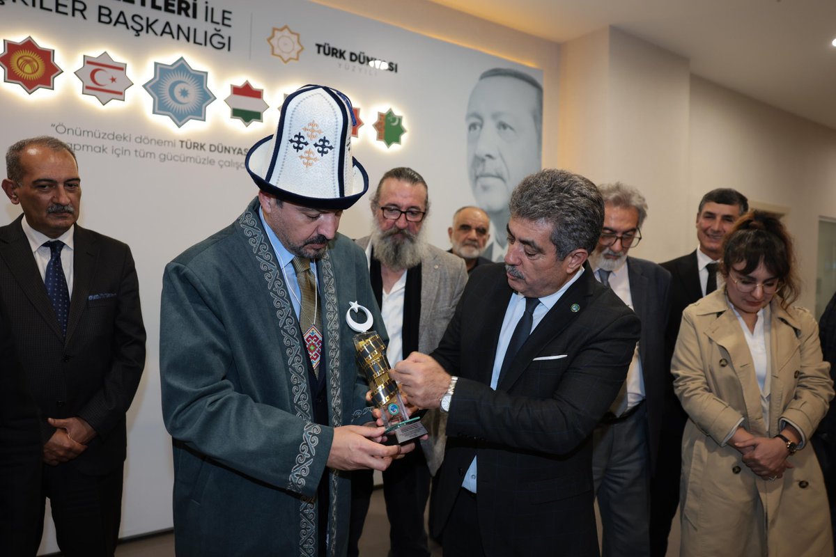 zorlu77's tweet photo. 24 Ekim’te Ankara’da gerçekleştirilen “10. Türk Dünyası Belgesel Film Festivali Gala ve Ödül Töreni” öncesinde Türk Dünyası Gazeteciler Federasyonu ve Türk Dünyası’nın kıymetli sinemacılarını Genel Merkezi’mizde misafir ettik.

Bu ziyareti, şahsıma takdim edilen “Türk Dünyası Onur Ödülü” ile anlamlandıran, başta Türk Dünyası Gazeteciler Birliği’ne, Türk Dünyası 10. Belgesel Filim Festivali Denetleme Kurulu’na ve kıymetli sinemacılarımıza teşekkür ediyorum.

Yanı sıra kültürel çalışmalarımızın daha koordineli bir yapıya bürünmesine katkı sunacak ve kurulması planlanan “Türk Dünyası Sinemacılar Birliği” üzerine değerlendirmelerde bulunduk. 

Türk Dünyası Yüzyılı vizyonumuzla, maziden atiye değerlerimizi korumaya, yaşatmaya hizmet edecek çalışmalara ışık tutmaya, destek olmaya devam edeceğiz.

@TurkDevYuzyili 
@RTErdogan 
#TürkDünyası