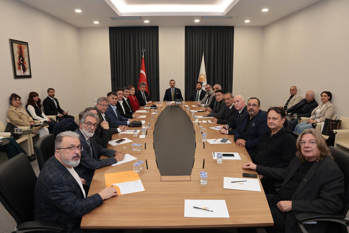zorlu77's tweet photo. 24 Ekim’te Ankara’da gerçekleştirilen “10. Türk Dünyası Belgesel Film Festivali Gala ve Ödül Töreni” öncesinde Türk Dünyası Gazeteciler Federasyonu ve Türk Dünyası’nın kıymetli sinemacılarını Genel Merkezi’mizde misafir ettik.

Bu ziyareti, şahsıma takdim edilen “Türk Dünyası Onur Ödülü” ile anlamlandıran, başta Türk Dünyası Gazeteciler Birliği’ne, Türk Dünyası 10. Belgesel Filim Festivali Denetleme Kurulu’na ve kıymetli sinemacılarımıza teşekkür ediyorum.

Yanı sıra kültürel çalışmalarımızın daha koordineli bir yapıya bürünmesine katkı sunacak ve kurulması planlanan “Türk Dünyası Sinemacılar Birliği” üzerine değerlendirmelerde bulunduk. 

Türk Dünyası Yüzyılı vizyonumuzla, maziden atiye değerlerimizi korumaya, yaşatmaya hizmet edecek çalışmalara ışık tutmaya, destek olmaya devam edeceğiz.

@TurkDevYuzyili 
@RTErdogan 
#TürkDünyası