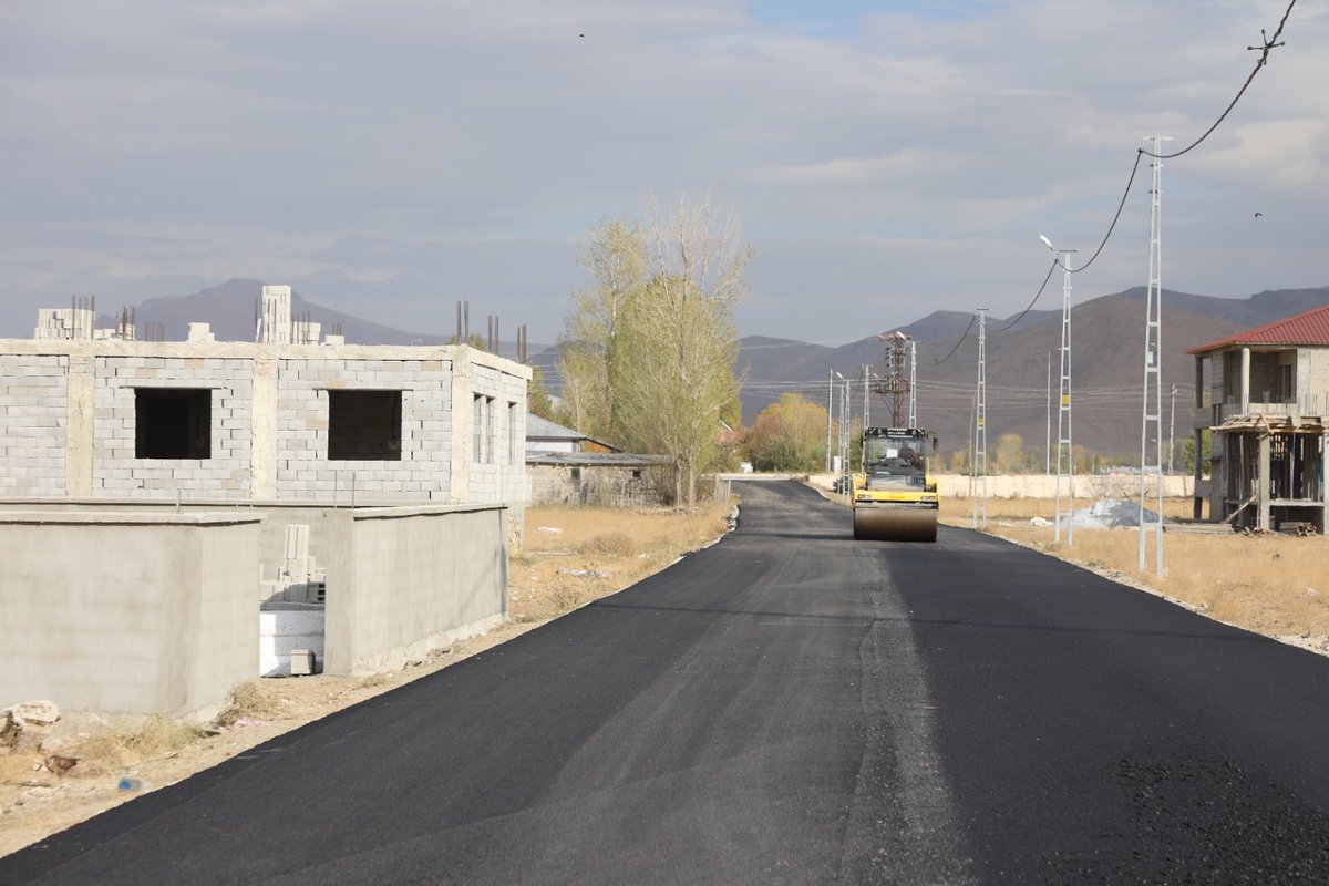 Merkez Akpınar ve Cumhuriyet Mahallelerimizde başladığımız asfaltlama çalışmalarına Çavuştepe, Savacık, Otbiçer Mahallelerini de tamamlayarak devam ediyoruz.

İlçemizin tamamını modern yollara kavuşturacak, #Gürpınar Belediyesi olarak her alanda halkımızın hizmetinde olacağız.