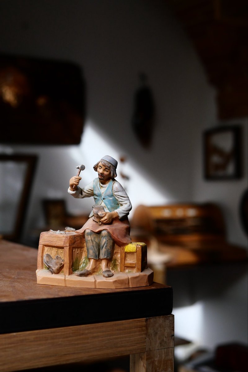 Buon San Crispino👞

自分は靴職人ではないけれど靴木型のアート作品がアイコンのようになっている。

靴職人の聖人の日である今日は全ての靴職人にリスペクトを込めてお祝い🍷