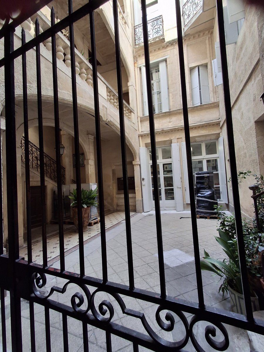 Frédérique CHAMAYOU, écrivaine (@chamayouecrit) on Twitter photo 📷Montpellier : Hôtel de Fizes - 6 rue du Puits-du-Temple. À travers les grilles de cet hôtel particulier du milieu du XVIIe siècle qui possède un des premiers exemples montpelliérains de rampe d’escalier en fer forgé.
(10/2025)📷 📷Montpellier : Hôtel de Fizes - 6 rue du Puits-du-Temple. À travers les grilles de cet hôtel particulier du milieu du XVIIe siècle qui possède un des premiers exemples montpelliérains de rampe d’escalier en fer forgé.
(10/2025)📷