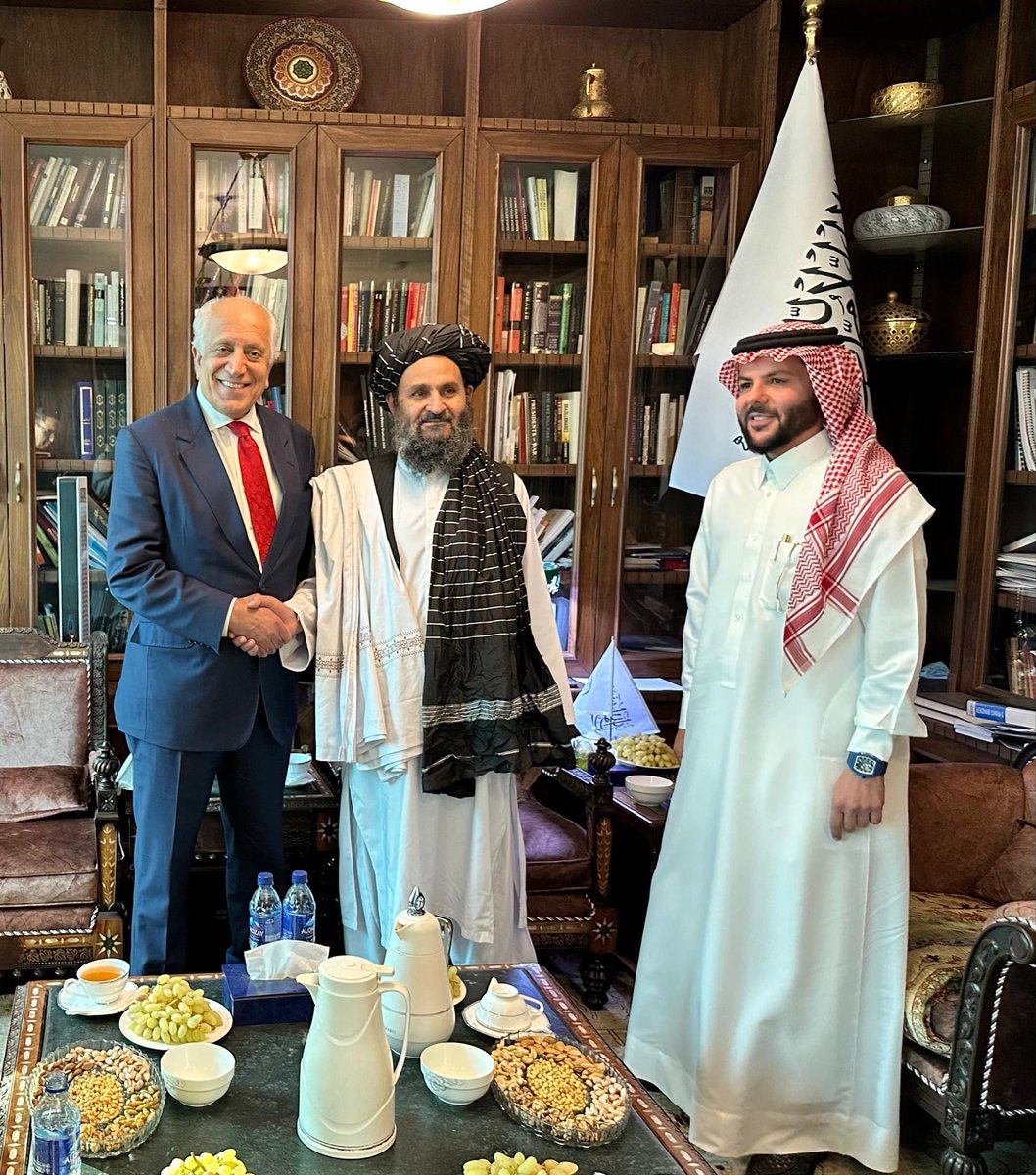 خداگر پرده بردارد

باحضورخلیلزادوقراردادهای تجارتی کاری ندارم ازبیرق سفیدمعلوم است که تصویردردفتر طالبان گرفته شده.
نکته قابل توجه کتاب های موجود دراین دفتر است که اکثریت شان به زبان انگلیسی نوشته شده درحالیکه بسیاری از کتاب هاو مضامین درسی در دانشگاه کشور ممنوع شده.

م.ح.عظیمی