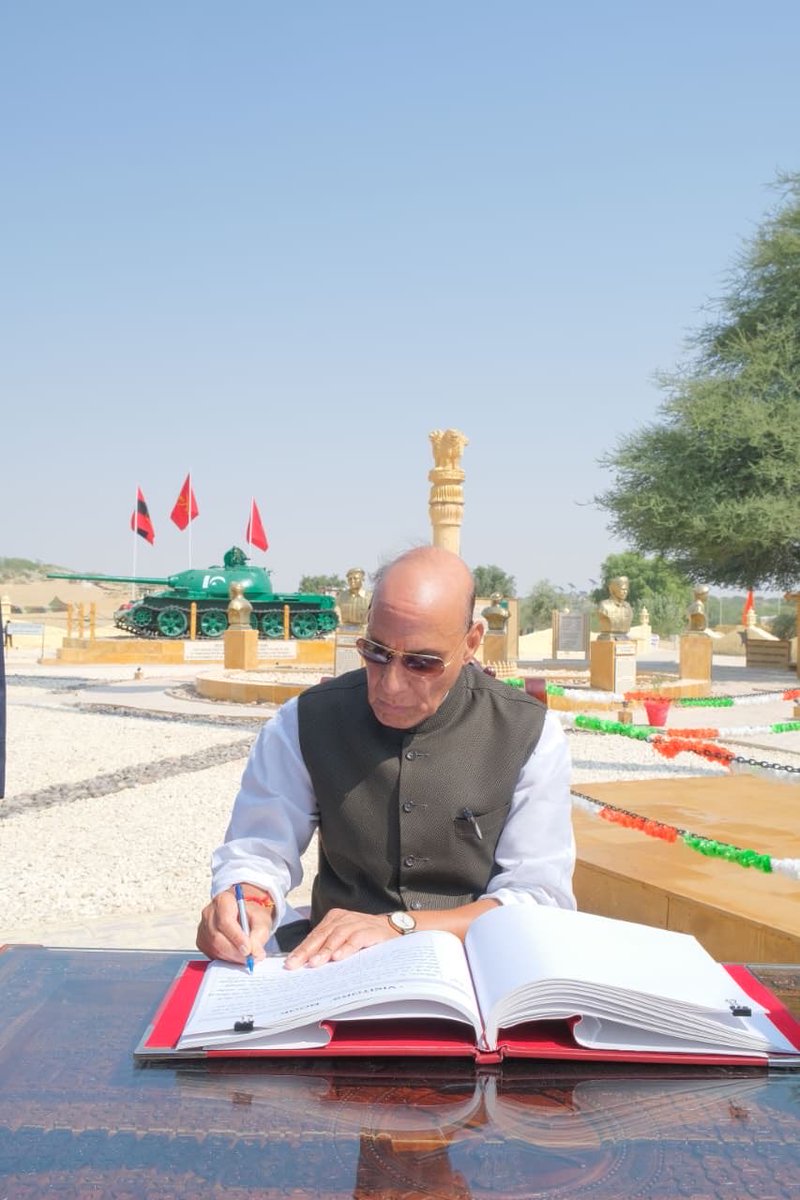 DDBanglaNews's tweet photo. গতকাল #Rajasthan'র #Jaisalmer সফরের সময়, #DefenceMinisterofIndia #RajnathSingh ঐতিহাসিক #Laungewala যুদ্ধক্ষেত্রে পা রাখেন

তিনি লংগেওয়ালা যুদ্ধ স্মৃতিসৌধে ১৯৭১ সালের যুদ্ধের সময় প্রাণ উৎসর্গকারী সৈনিকদের প্রতি শ্রদ্ধা জানান

#IndiaDefence #Bravehearts #IndianArmy #NationFirst https://t.co/2yOnrAHpOU