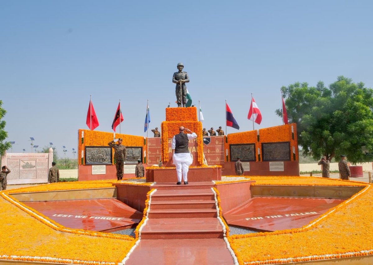 DDBanglaNews's tweet photo. গতকাল #Rajasthan'র #Jaisalmer সফরের সময়, #DefenceMinisterofIndia #RajnathSingh ঐতিহাসিক #Laungewala যুদ্ধক্ষেত্রে পা রাখেন

তিনি লংগেওয়ালা যুদ্ধ স্মৃতিসৌধে ১৯৭১ সালের যুদ্ধের সময় প্রাণ উৎসর্গকারী সৈনিকদের প্রতি শ্রদ্ধা জানান

#IndiaDefence #Bravehearts #IndianArmy #NationFirst https://t.co/2yOnrAHpOU