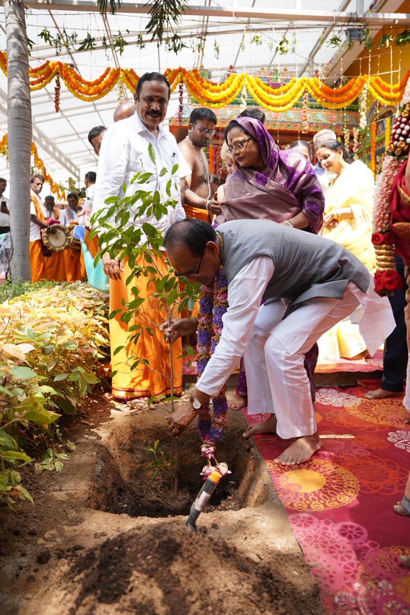 ChouhanShivraj's tweet image. आज तमिलनाडु के वेल्लोर स्थित श्री लक्ष्मी नारायणी गोल्डन टेंपल परिसर श्रीपुरम में पौधरोपण का सौभाग्य प्राप्त हुआ। हमें जीवन देने वाली पवित्र धरा की सबसे बड़ी सेवा पौधे लगाना और उसकी सेवा ही है। आइए, हम सब पौधरोपण कर धरती को समृद्ध एवं जीवन को सार्थक करें। 
#OnePlantADay