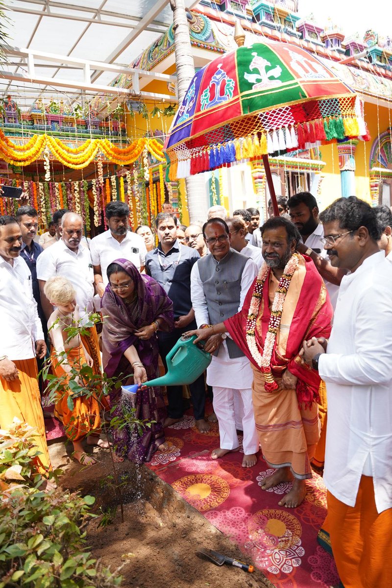 ChouhanShivraj's tweet image. आज तमिलनाडु के वेल्लोर स्थित श्री लक्ष्मी नारायणी गोल्डन टेंपल परिसर श्रीपुरम में पौधरोपण का सौभाग्य प्राप्त हुआ। हमें जीवन देने वाली पवित्र धरा की सबसे बड़ी सेवा पौधे लगाना और उसकी सेवा ही है। आइए, हम सब पौधरोपण कर धरती को समृद्ध एवं जीवन को सार्थक करें। 
#OnePlantADay