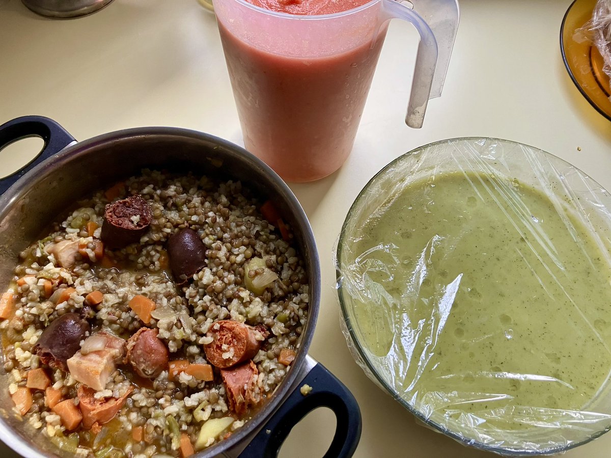 pastorpondero's tweet image. Me ordenaron hacer unas lentejas y para evitar problemas con las mujeres hice también salmorejo y crema de calabacín. 

Inicio el camino a las tabernas.

#realfood 
#todomal