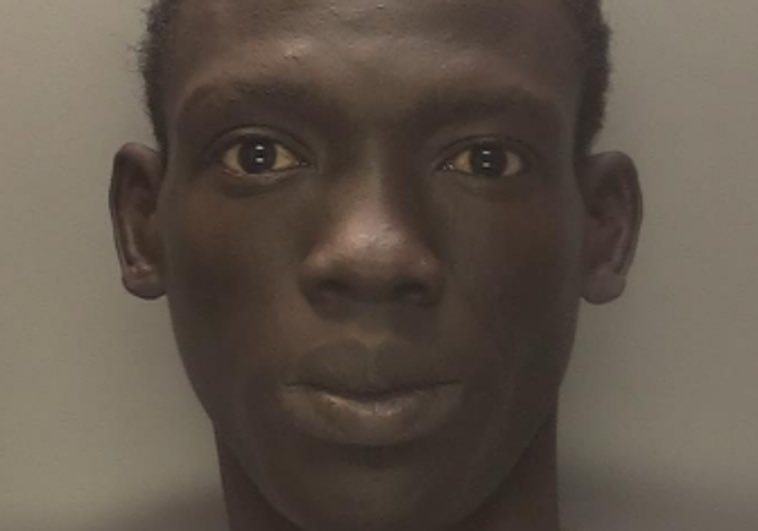 herqles_es's tweet image. 🇬🇧 | Un inmigrante africano identificado como Deng Chol Majek, declarado culpable del asesinato de Rhiannon Skye Whyte, una joven de 27 años que trabajaba en el hotel Park Inn by Radisson de Walsall. 
El hombre siguió a la mujer desde el hotel hasta el transporte público, donde…