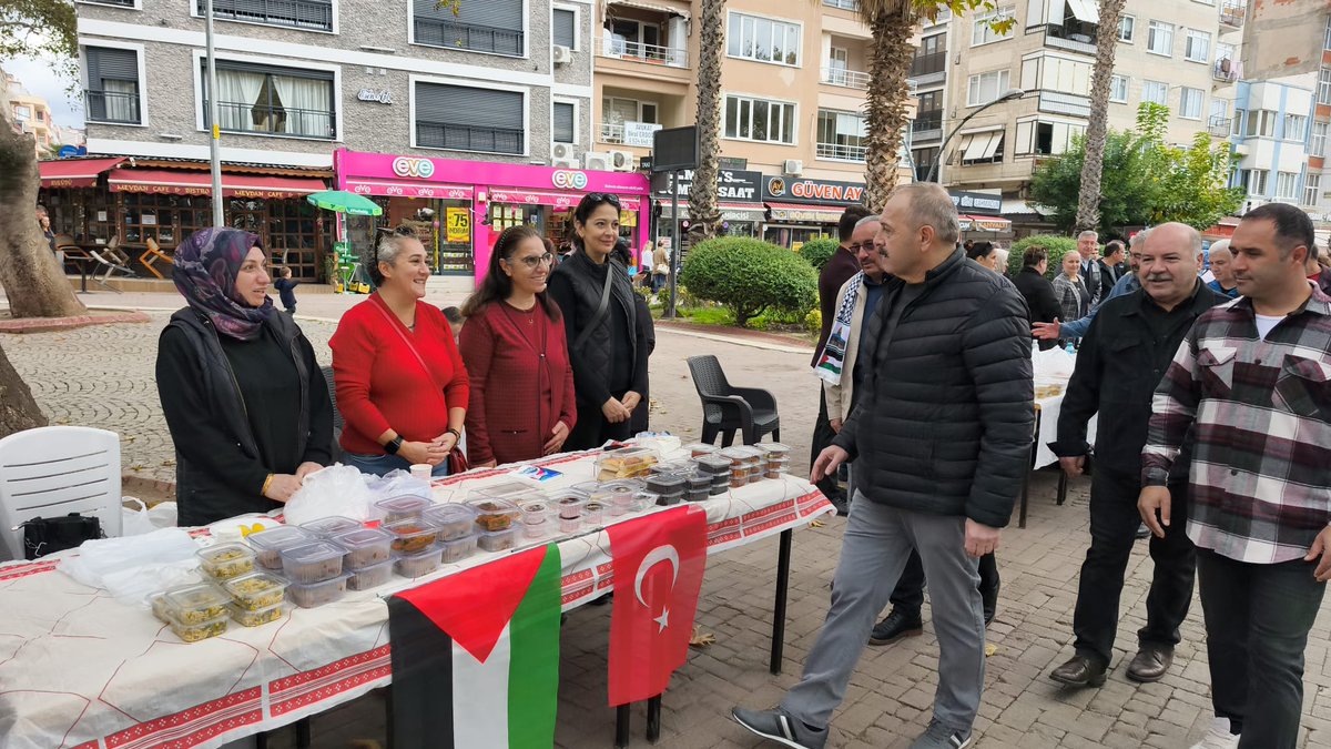 TC_erdek's tweet photo. Kaymakamımız Hasan Göç, ÇEDES (Çevreme Duyarlıyım Değerlerime Sahip Çıkıyorum) projesi kapsamında Erdek Cumhuriyet Meydanında düzenlenen "Çedes Gazze İçin Seferber" kermes etkinliğine katıldı. https://t.co/HRymPJgK7l