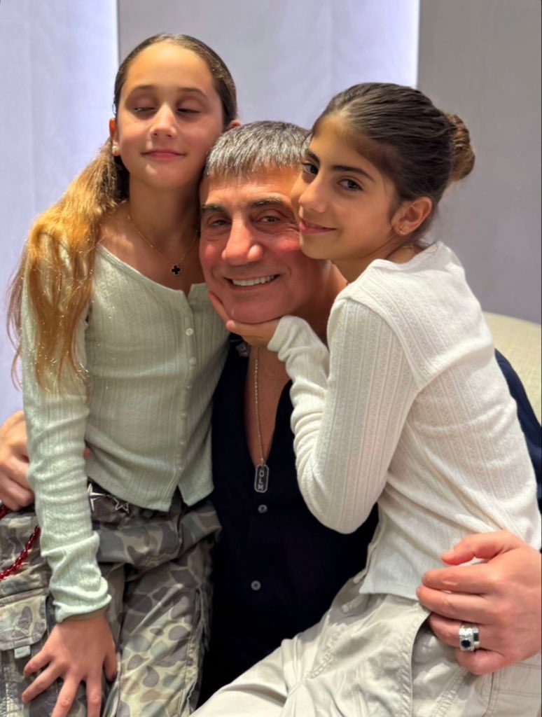 memleketyoutube's tweet image. “Bana kızlarımın kahramanı olma şerefi yeter, fazlasında gözüm yok.”    

REİS SEDAT PEKER