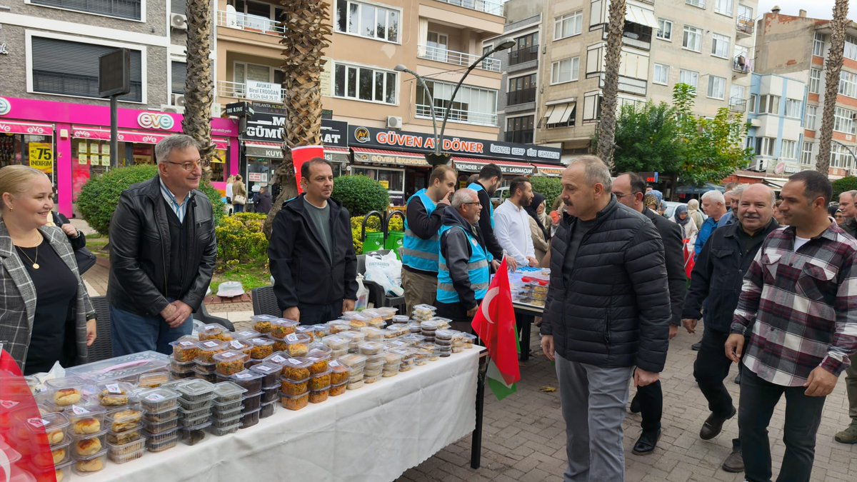 Kaymakamımız Hasan Göç, ÇEDES (Çevreme Duyarlıyım Değerlerime Sahip Çıkıyorum) projesi kapsamında Erdek Cumhuriyet Meydanında düzenlenen "Çedes Gazze İçin Seferber" kermes etkinliğine katıldı.