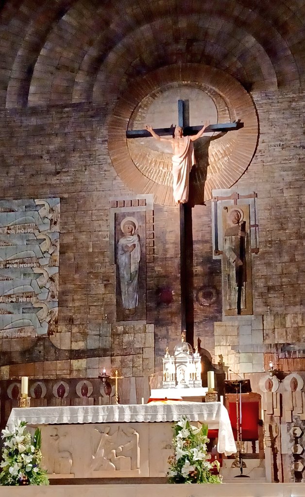 ORACIÓN DE LA MAÑANA 
Señor mío y Dios mío,
Tú que hiciste la tierra y todo lo que en ella habita,
haz que mi corazón despierte hoy con deseo de buscarte.
Que mi mente se eleve hacia Ti antes que a cualquier otra cosa,
porque todo lo bueno que tengo procede de Ti.

Purifica mis