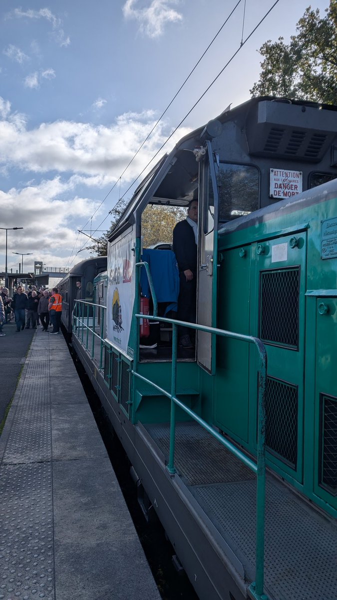 [#trainspécial 🚂] Arrêt du train spécial inter-associatif "Grande Ceinture" en gare des Clairières de Verneuil 📸