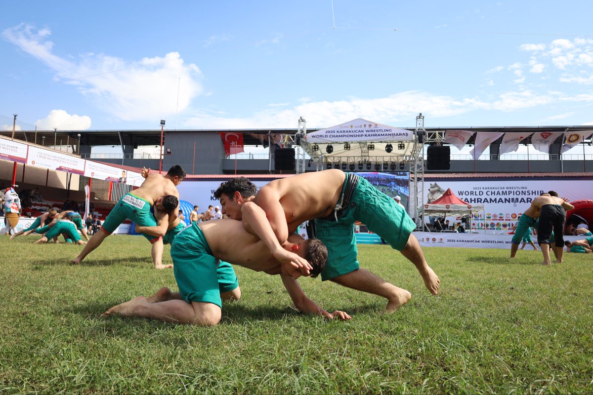 Kahramanmaraş Batıpark Deprem Şehitleri Er Meydanı’nda Türkiye Kısa Şalvar Güreş Şampiyonası kıyasıya mücadelelerle başladı.
