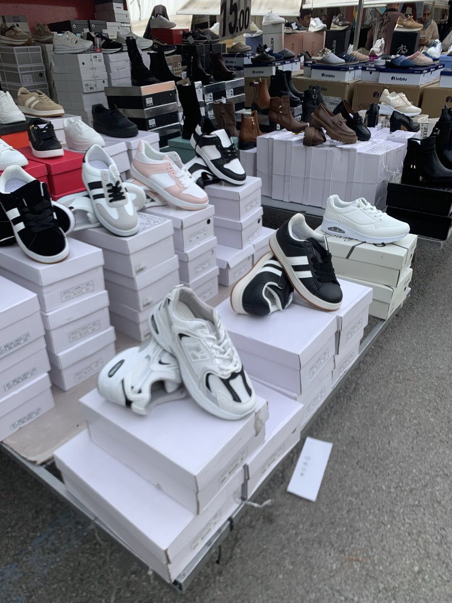 Ya estoy instalado en Napoli (Italia) 🇮🇹

Hoy tocó paseo y ruta por el mercado. Dando una vuelta me encontré esto 👇🏽

Adidas Campus 00s y New Balance 530 Amego Segarro Edition 👀

El equipo Legal de New Balance y Adidas está infartando. 10€ el par  😂👟