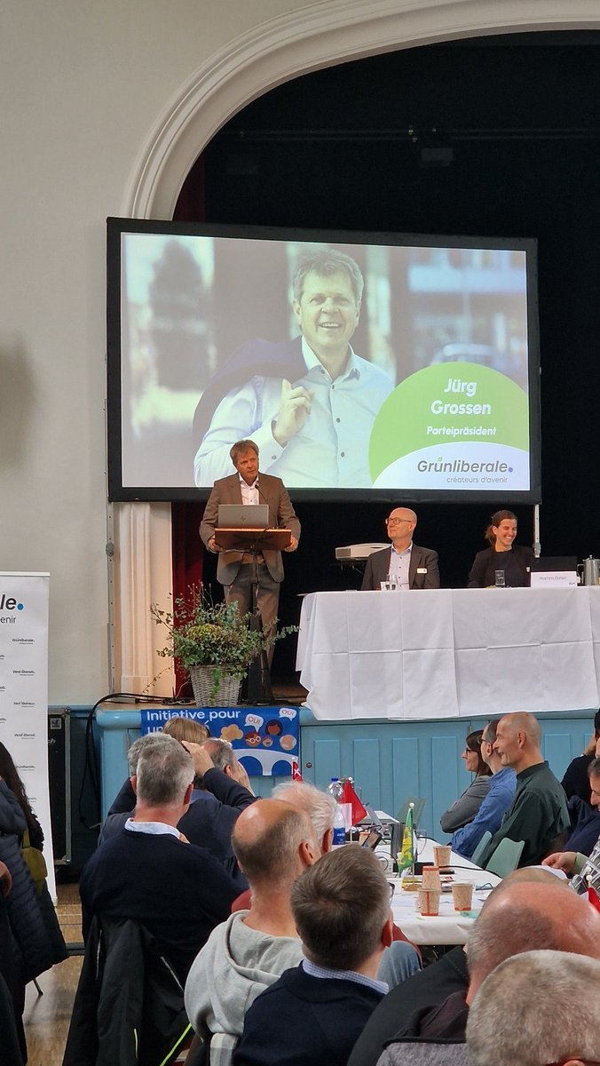 Begrüssung durch unseren Präsidenten Jürg Grossen an der #Delegiertenversammlug der GLP Schweiz in #Delémont:

"Die Schweiz strahlt schon heute, aber nicht #radioaktiv. Wir beziehen heute schon 14% des Stroms aus #Photovoltaik - vor 4 Jahren waren es noch 5%!"

Stay tuned…