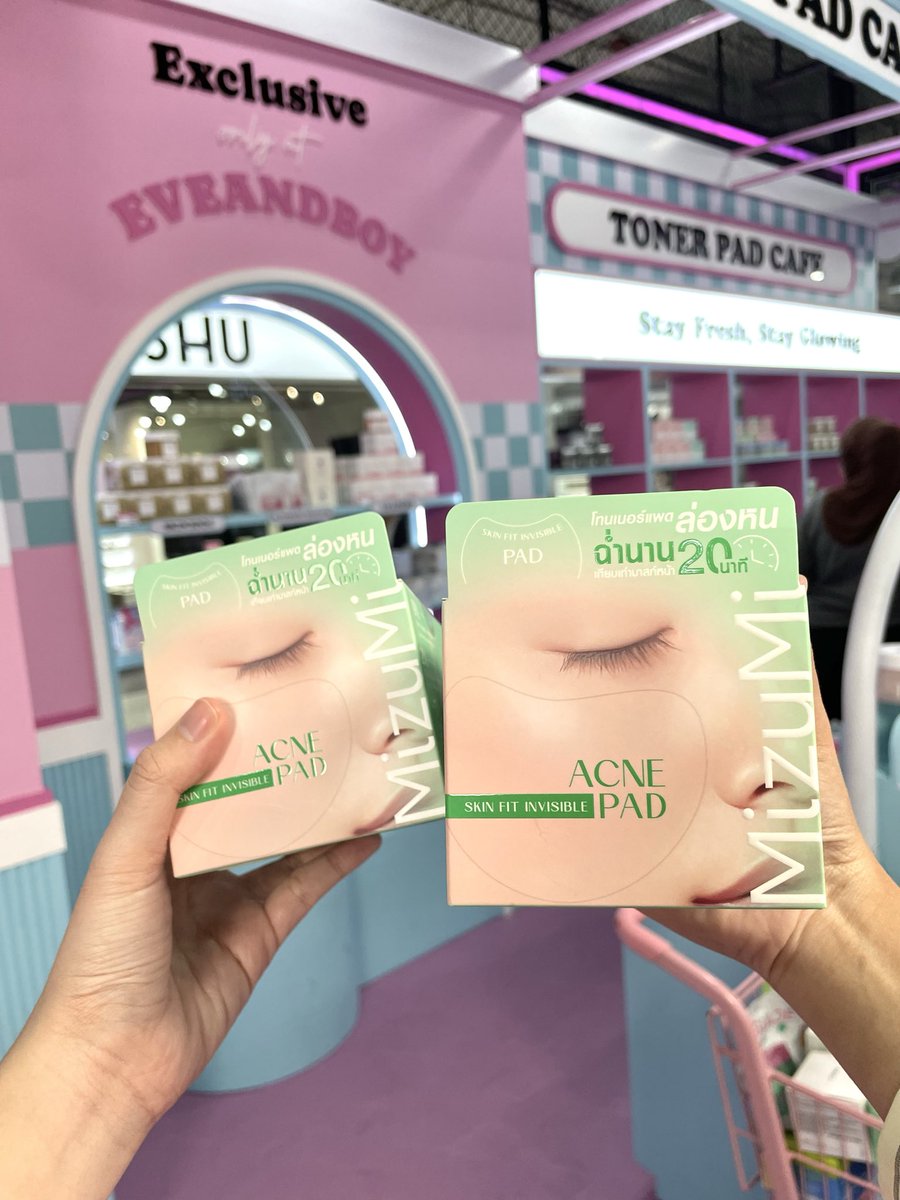 thinkinofp's tweet photo. ฟินมาก เดินมาเจอกิจซื้ออะไรก็ได้ที่ eveandboy ได้โทนเนอร์แพดคนละกล่อง รอบที่เดินมาคือ mizumi พอดี โคตรจาาาาฟิน😭🩷 (รอบละ 50 คน/ชม) https://t.co/puF0wKcHgW