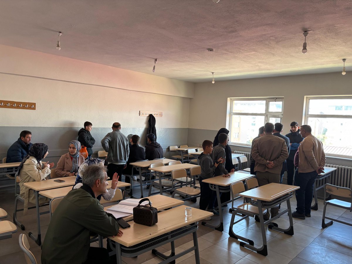 Okulumuzda veli toplantısı yapıldı. Katılım sağlayan velilerimize teşekkür ederiz. <a href="/TCMusValiligi/">T.C. Muş Valiliği</a> <a href="/MusMilliEgitim1/">Muş İl Millî Eğitim Müdürlüğü</a> <a href="/ERHANSUBASI49/">ERHAN SUBAŞI</a>