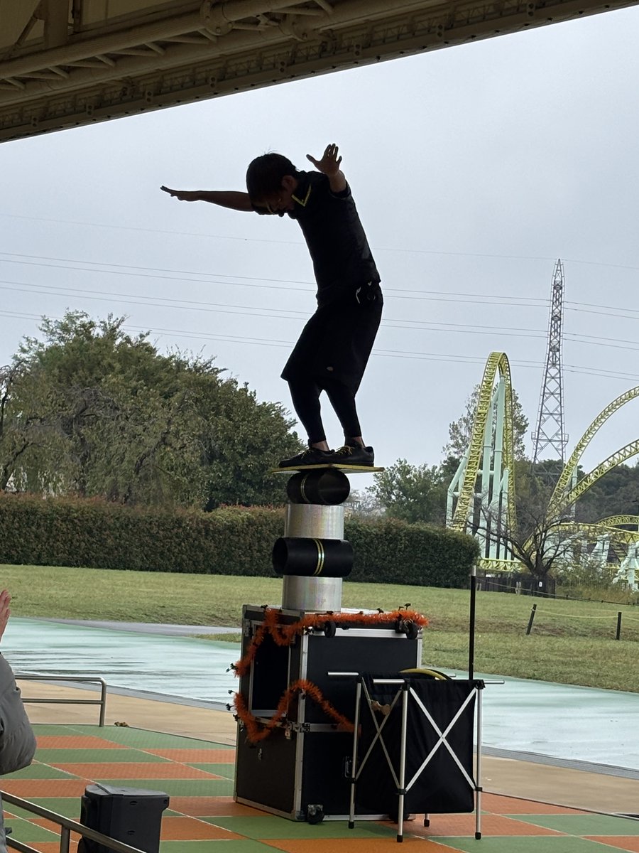 雨に負けず、本日の大道芸パフォーマンスは笑顔いっぱいでした!!🤡🎈
足元の悪い中ご覧くださった皆さま、ありがとうございます✨
明日は場所を変更して「レストランカーニバル」で開催しますので、ぜひお待ちしております!!🎃
間近で楽しいパフォーマンスをお楽しみに…⭐

#東武動物公園