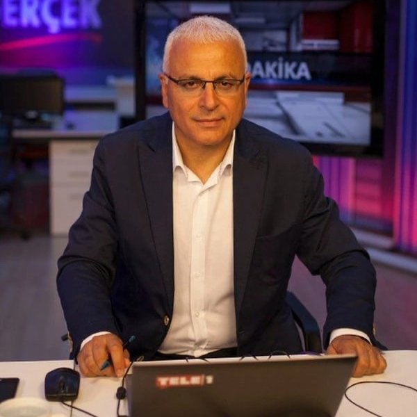 nihatbehramoglu's tweet photo. "Made in ABD" tuzağıyla
yurdu pazarlayacak kadar hain,
zulmü "yasallık kılıfına" uydurup
halka saldıracak kadar sinsi,
özgürlüğün sesini "kayyım kelepçesiyle"
susturacağını sanacak kadar ahmak
bir güruhun pençesinde memleket.
#Korkma #Susma #Sinme #Diklen

@merdanyanardag sönmez! https://t.co/9ZhODyBGFK