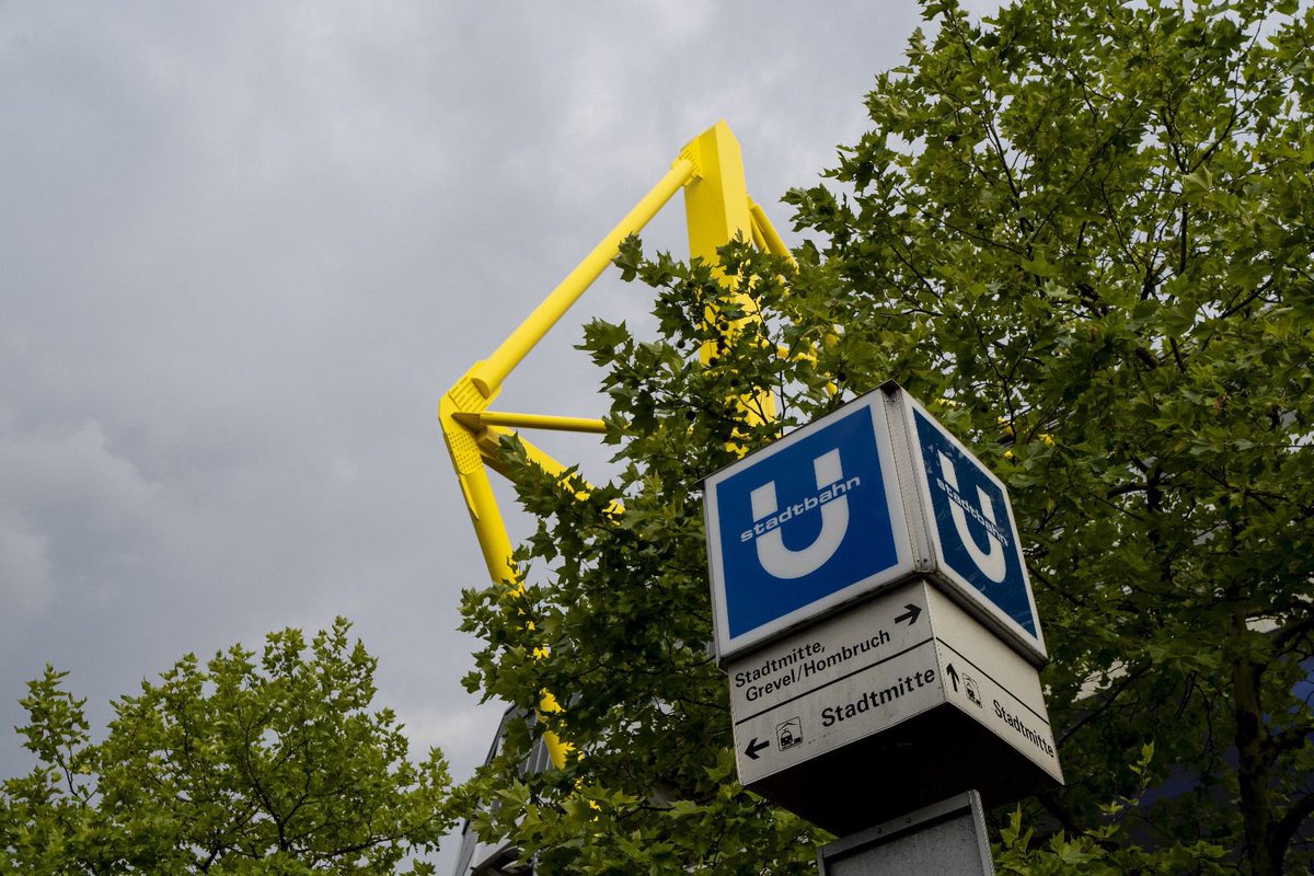 Borussia Dortmund (@bvb) on Twitter photo ℹ️🚖 Aufgrund der European Darts Championship in der benachbarten Westfalenhalle ist mit einem hohen Verkehrsaufkommen zu rechnen. Die Parkplätze A2, A7 und A8 werden daher vor dem Köln-Spiel bereits ausgelastet sein. #BVBKOE
Zu den Anreiseinfos:
👉 bvb.de/de/de/aktuelle… ℹ️🚖 Aufgrund der European Darts Championship in der benachbarten Westfalenhalle ist mit einem hohen Verkehrsaufkommen zu rechnen. Die Parkplätze A2, A7 und A8 werden daher vor dem Köln-Spiel bereits ausgelastet sein. #BVBKOE
Zu den Anreiseinfos:
👉 bvb.de/de/de/aktuelle…