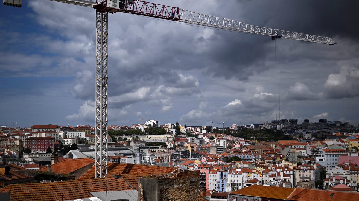 "Les prix sont surévalués d'environ 35%": plus qu'ailleurs en Europe, l'immobilier a tellement grimpé au Portugal qu'il est complètement déconnecté de la réalité
l.bfmtv.com/IryB