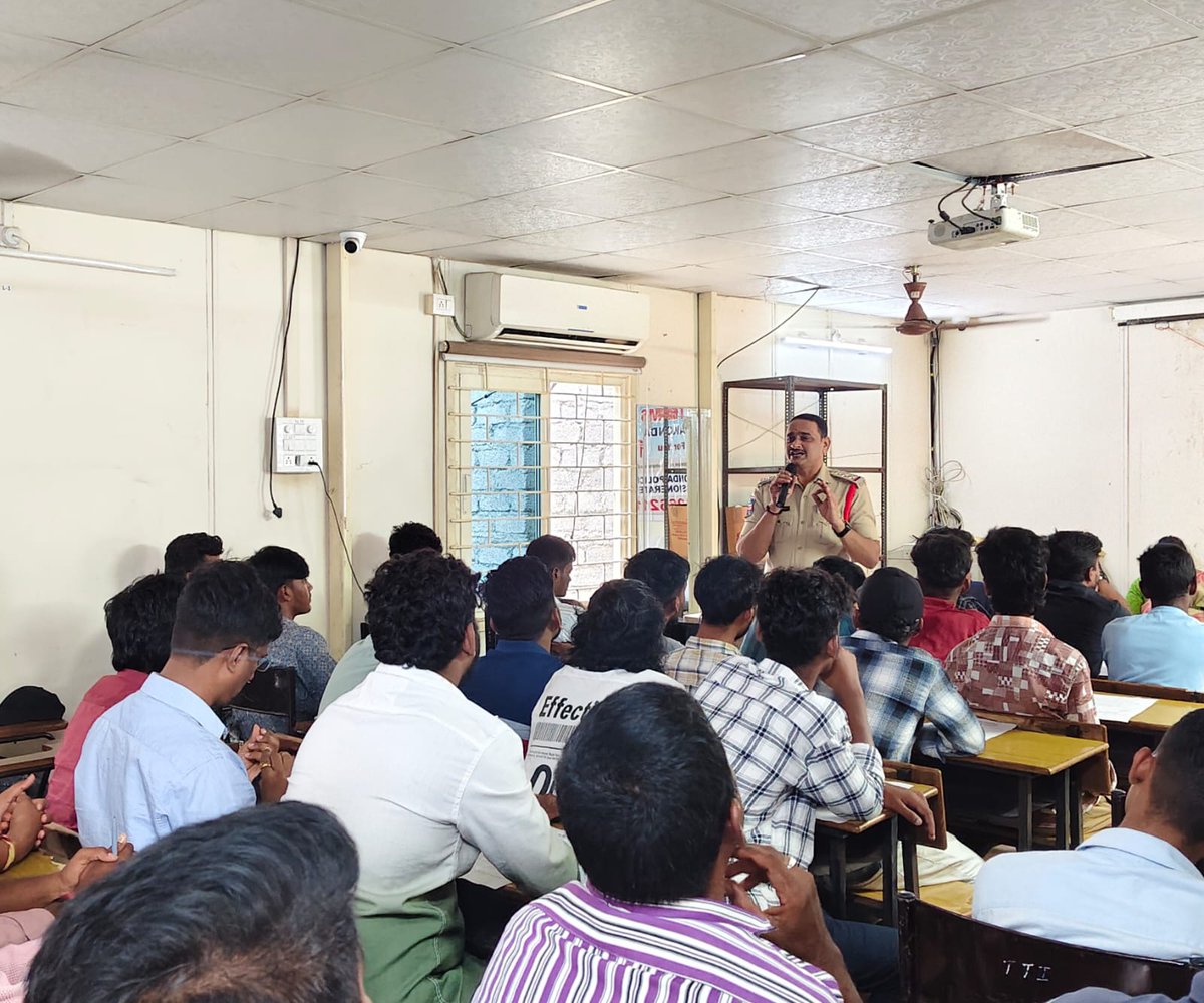 👮‍♀️💪 మహిళలకు అండగా #SheTeams! 👮‍♀️✨
రాచకొండ సీపీ జి. సుధీర్ బాబు, ఐపీఎస్ గారి నాయకత్వంలో — కేవలం 15 రోజుల్లో 171 మంది పోకిరీలను పట్టుకున్న రాచకొండ #SheTeams! 🚔🔥
బాలికలను, మహిళలను వేధించే వారిని వదిలిపెట్టే ప్రసక్తే లేదని #RachakondaPolice స్పష్టం చేసింది. 💬
బస్టాండ్‌లు 🚌,