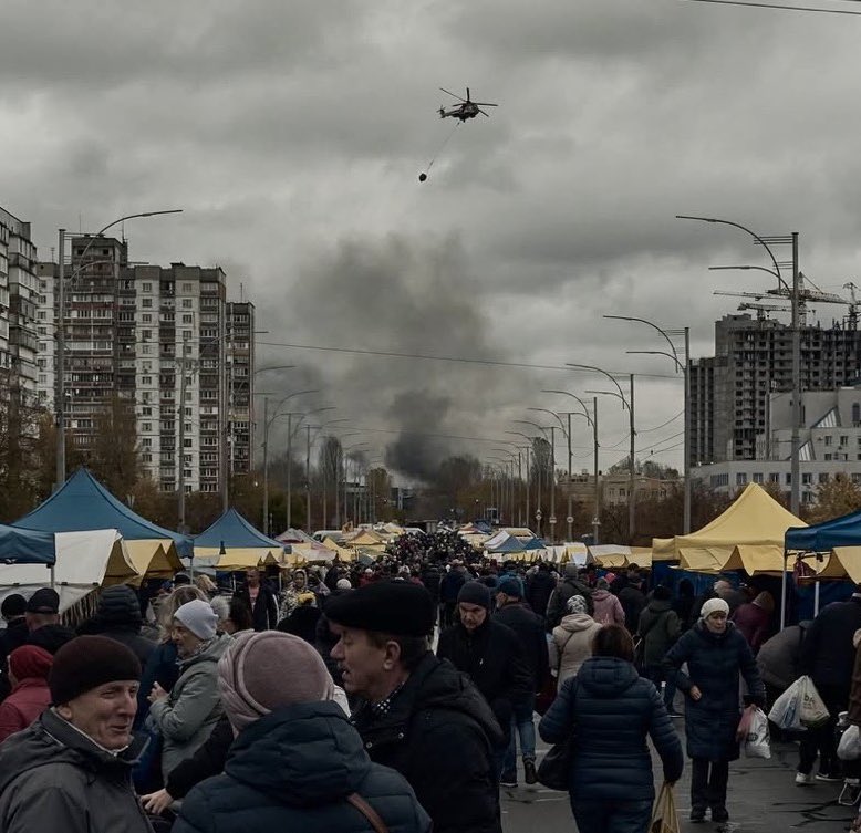 Samstagmorgen. Ein schöner Start ins Wochenende am Wochenmarkt, während die Rettungsdienste die Folgen des jüngsten russischen Raketenangriffs bekämpfen.

So sieht der Alltag in einer europäischen Hauptstadt unter russischem Terror aus.

Wir können und müssen mehr. #SkyShieldNow