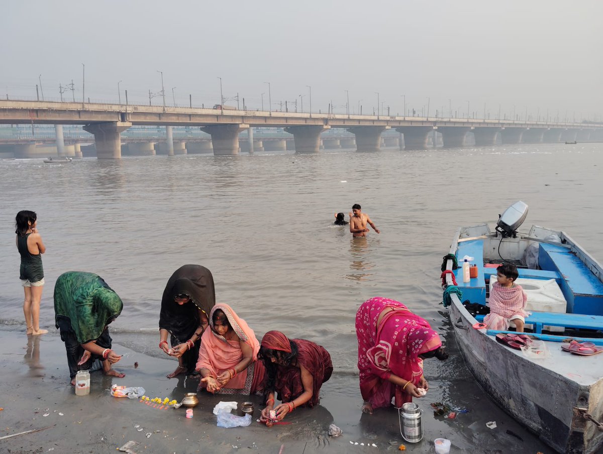 timesofindia's tweet image. Devotees express joy as they begin the first day of #ChhathPuja, Nahay Khay, with clean Yamuna water at #KalindiKunj for the very first time.
📸: Anindya Chattopadhyay / TOI