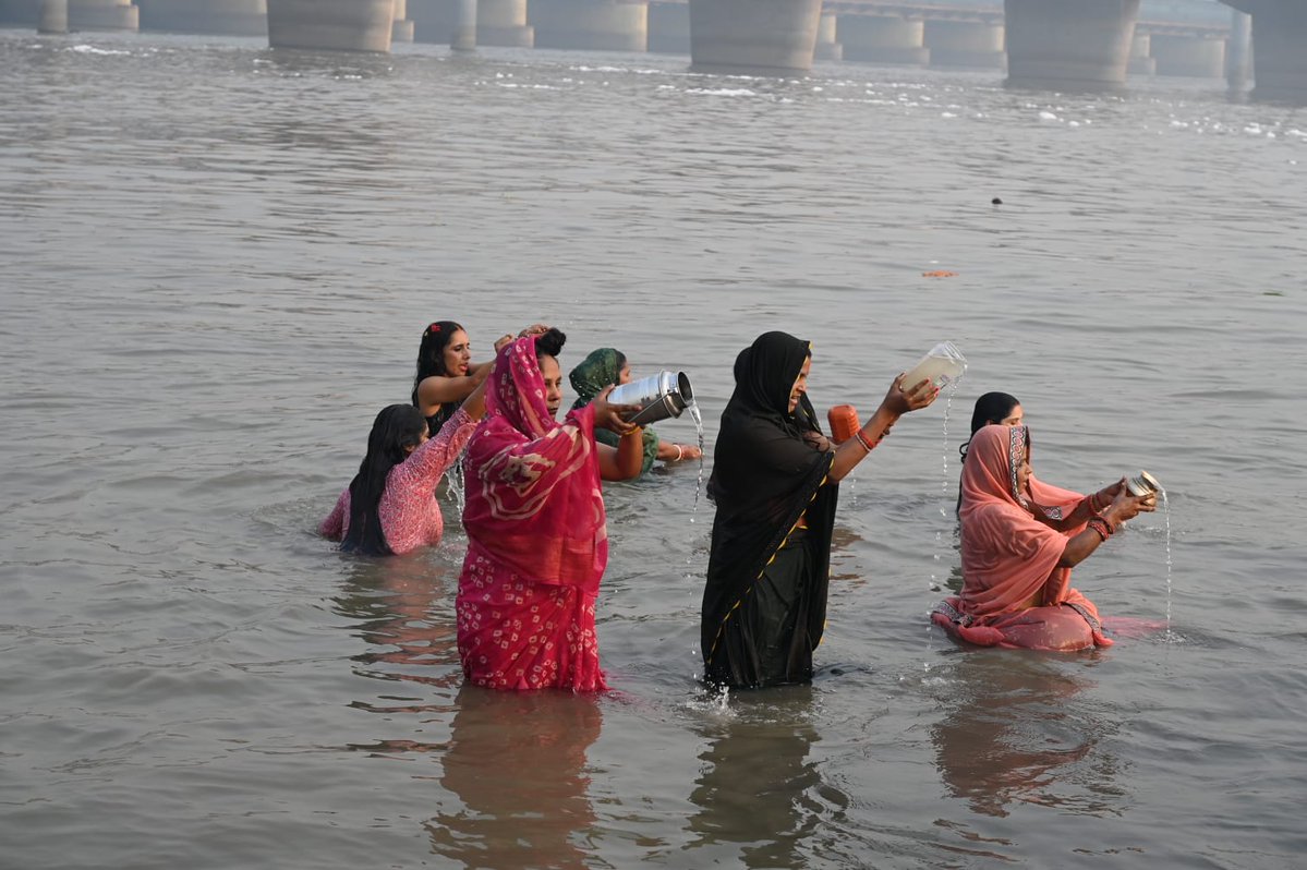 timesofindia's tweet image. Devotees express joy as they begin the first day of #ChhathPuja, Nahay Khay, with clean Yamuna water at #KalindiKunj for the very first time.
📸: Anindya Chattopadhyay / TOI