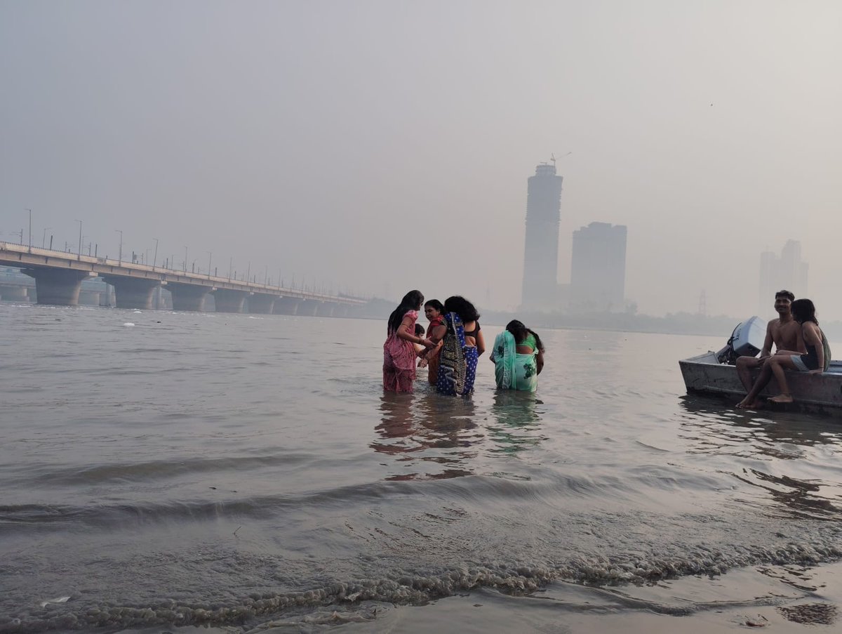 timesofindia's tweet image. Devotees express joy as they begin the first day of #ChhathPuja, Nahay Khay, with clean Yamuna water at #KalindiKunj for the very first time.
📸: Anindya Chattopadhyay / TOI
