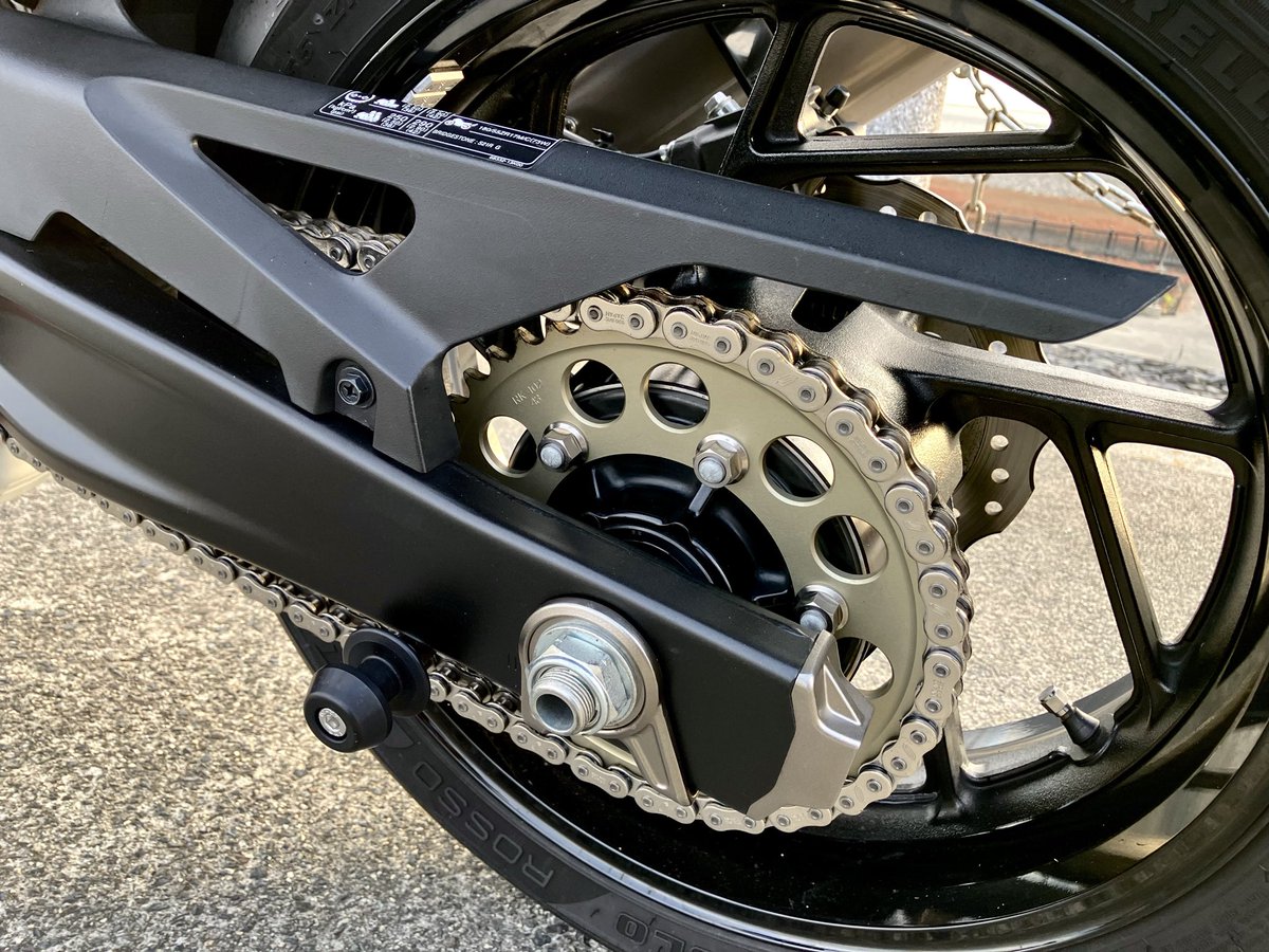 projectact_pa's tweet image. GSX-S750の3回目車検と同時にSUNSTARのチェーン&スプロケ3点セットで520コンバート完了!
チェーンはさりげないシルバーメッキを選択。
タンデムステップも速攻でスライダーに戻した。
#サンスター #SUNSTAR #gsxs750