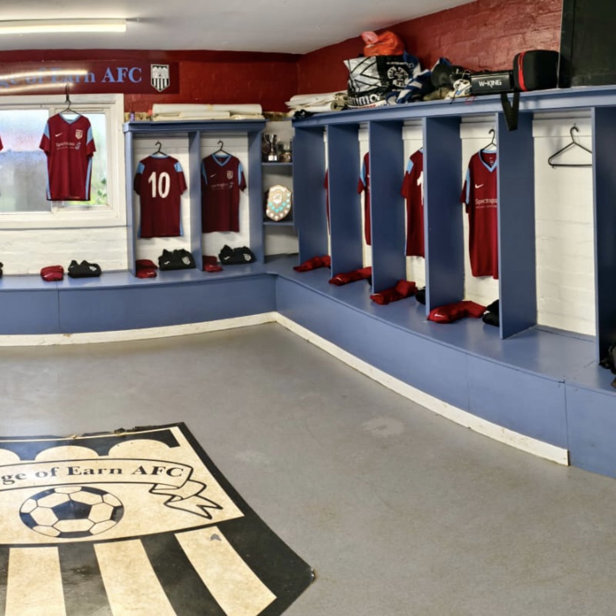 🏟️ 𝑽𝒊𝒄𝒕𝒐𝒓𝒚 𝑷𝒂𝒓𝒌 𝒊𝒔 𝒍𝒐𝒐𝒌𝒊𝒏𝒈 𝒈𝒓𝒆𝒂𝒕

The sponsor boards are up, the changing room is ready, Victory Park is almost set for today’s game… just the goals and corner flags to go! 🤩

#MTB