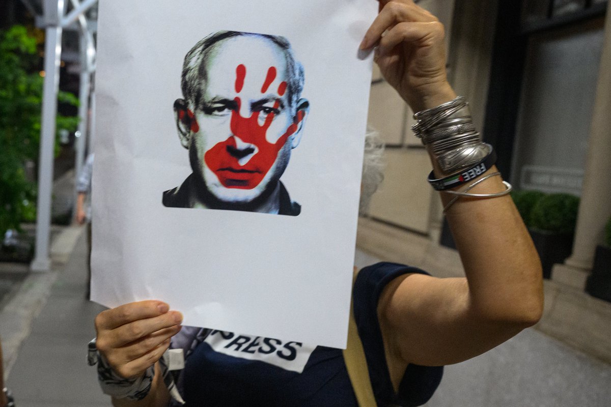 Genocid za politično preživetje
Kako je izraelski premier Benjamin Netanjahu podaljševal vojno v Gazi, da bi se obdržal na oblasti. STR. 38
revijaglobal.si/naroci
trgovina.mladina.si/global