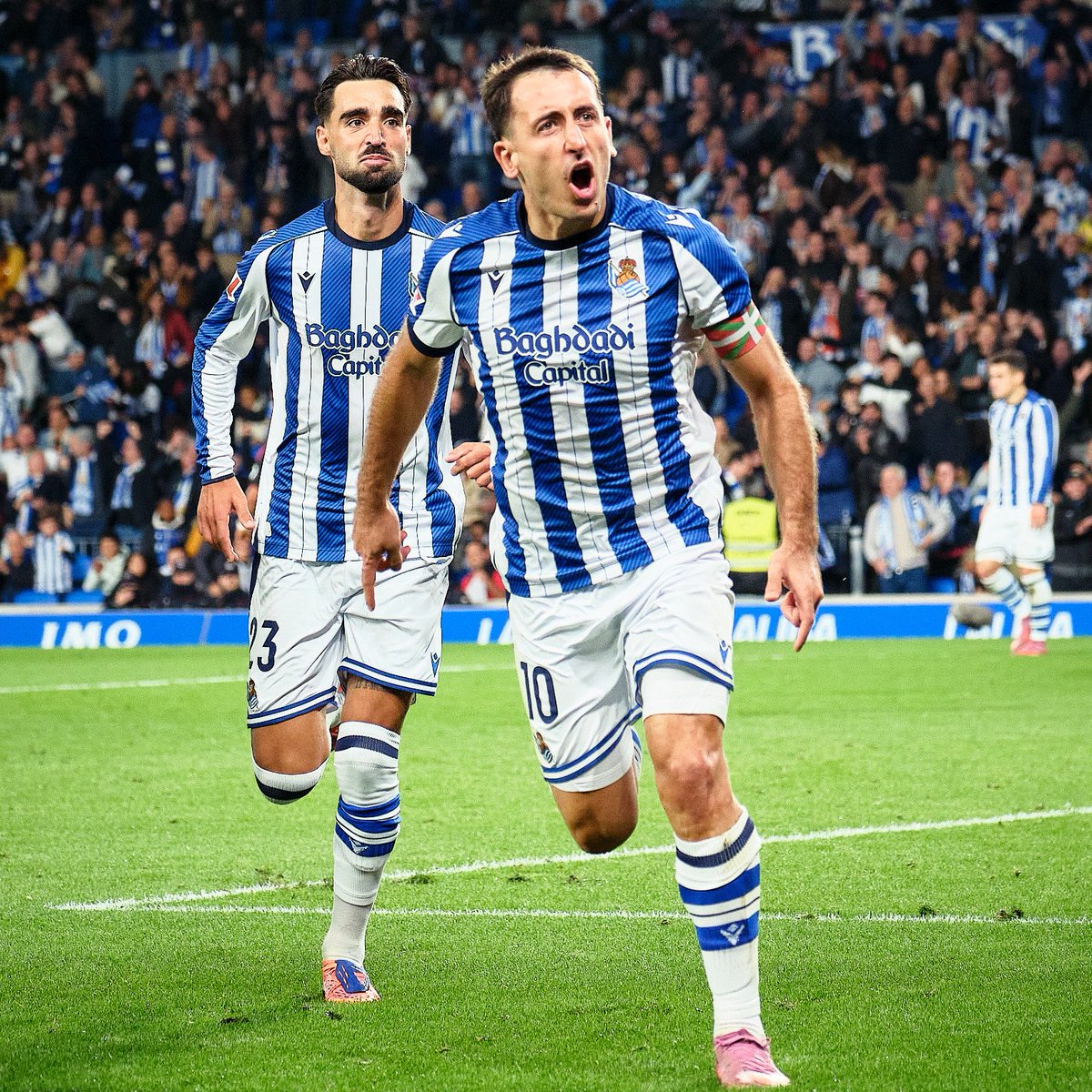 Hoy que se cumplen diez años de su debut, este demente ha jugado ya 407 partidos oficiales con la Real, marcando 119 goles y 62 asistencias.

Camino de ser el record breaker histórico de la #RealSociedad.