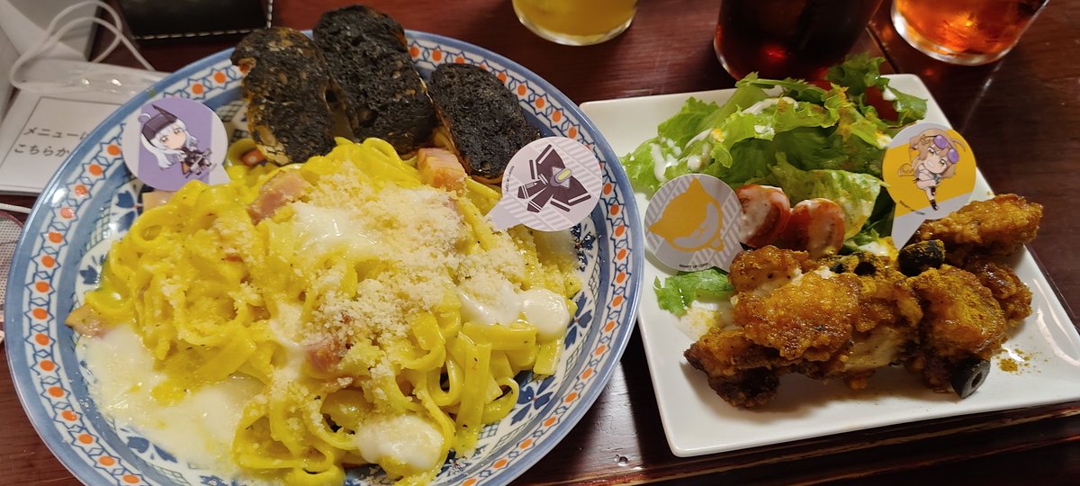 Carol_HandsomeC's tweet image. 3周年配信待ってる間…
お腹がすいていたんでね！
もうガッツリ食べます😋🍝🍗
そしてこのベストポジション…！！
もう最高ですわね👍
#勝利の女神NIKKE 
#NIKKE3周年  #HUB