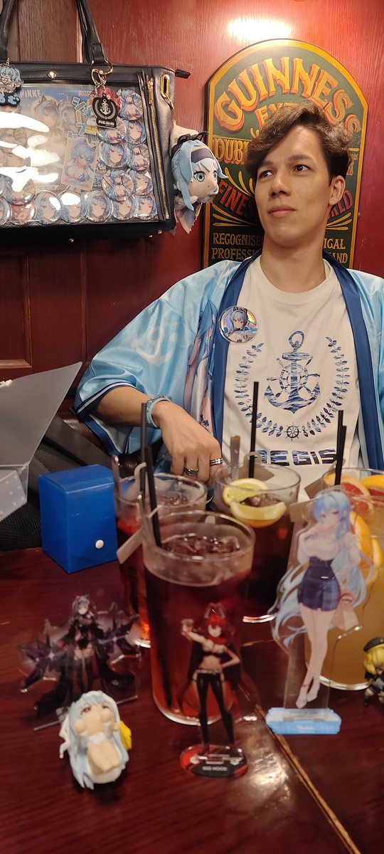 Carol_HandsomeC's tweet image. 3周年配信待ってる間…
お腹がすいていたんでね！
もうガッツリ食べます😋🍝🍗
そしてこのベストポジション…！！
もう最高ですわね👍
#勝利の女神NIKKE 
#NIKKE3周年  #HUB