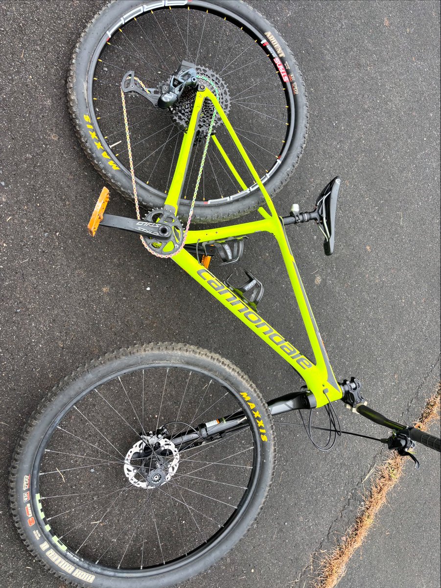 レフティやっと直った🚲
サスのオーバーホールはキャノンデールさんでお願い。
ブレーキパット、チェーン、ブレーキフルード交換。
ついでに各所グリスアップ、スプロケ洗浄。
フルード交換初めてしたけど楽しかった😄
