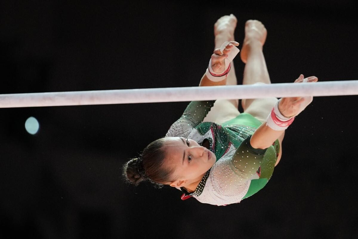 En décrochant à 18 ans le titre mondial aux barres asymétriques, un an après avoir été sacrée aux Jeux de Paris, l'Algérienne Kaylia Nemour a écrit l'histoire de la gym dans son pays d'adoption et même pour tout le continent africain.

➡️ l.lequipe.fr/Wi7