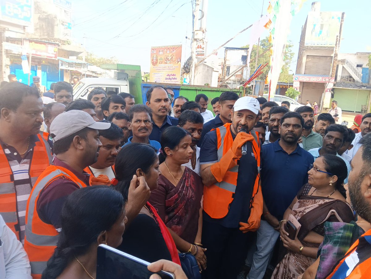 MplYellareddy's tweet photo. Today, the Hon’ble MLA Sir conducted theban on plastic  The program was attended by the commissioner sir, During the event, the Hon’ble MLA Sir addressed the gathering, creating awareness about the ban on plastic usage. @tksreedevi @cdmatelangana @RoopaMishra77 @TelanganaCMO https://t.co/JNAbBkUjYp
