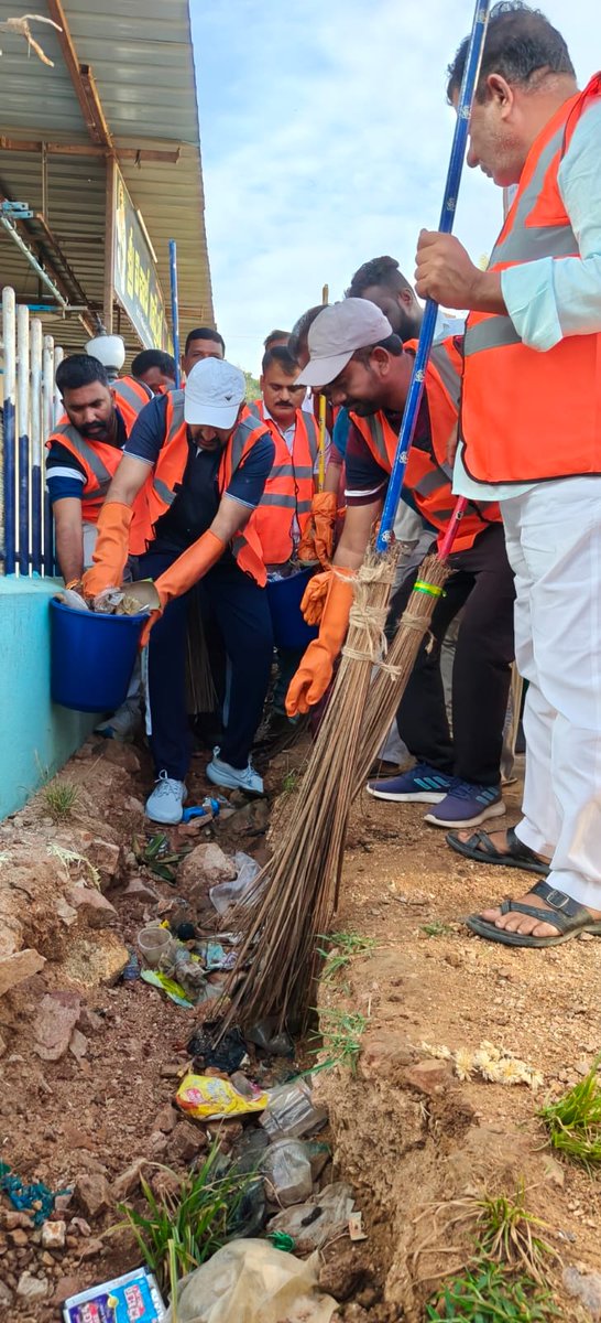 MplYellareddy's tweet photo. Today, the Hon’ble MLA Sir conducted theban on plastic  The program was attended by the commissioner sir, During the event, the Hon’ble MLA Sir addressed the gathering, creating awareness about the ban on plastic usage. @tksreedevi @cdmatelangana @RoopaMishra77 @TelanganaCMO https://t.co/JNAbBkUjYp