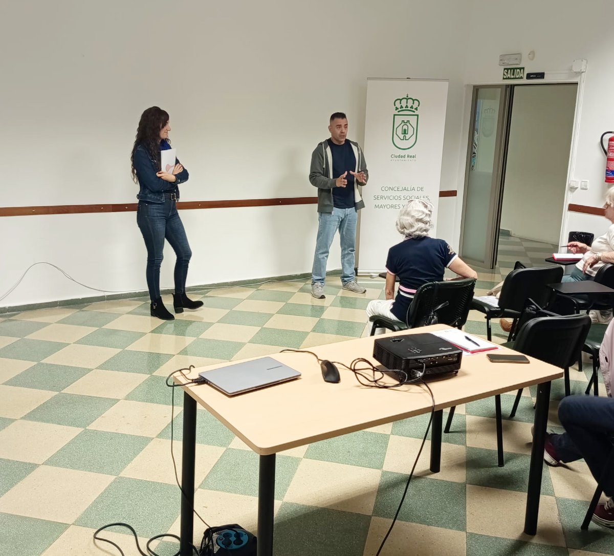IncisoES's tweet photo. 🗣 Segunda sesión de las 𝗝𝗼𝗿𝗻𝗮𝗱𝗮𝘀 𝗱𝗲 𝗖𝗼𝗻𝘀𝘂𝗺𝗼 𝗽𝗮𝗿𝗮 𝗠𝗮𝘆𝗼𝗿𝗲𝘀 👩‍🦳👨‍🦳, con 𝐅𝐮𝐧𝐝𝐚𝐜𝐢𝐨́𝐧 𝐍𝐚𝐭𝐮𝐫𝐠𝐲 y 𝐒𝐓𝐓𝐞𝐥𝐞𝐜𝐨𝐦 

Gracias al @AYTO_CIUDADREAL y a su Concejalía de #Consumo por confiar en INCISO para estas jornadas

#JornadasdeConsumno https://t.co/1db2lIMJ15
