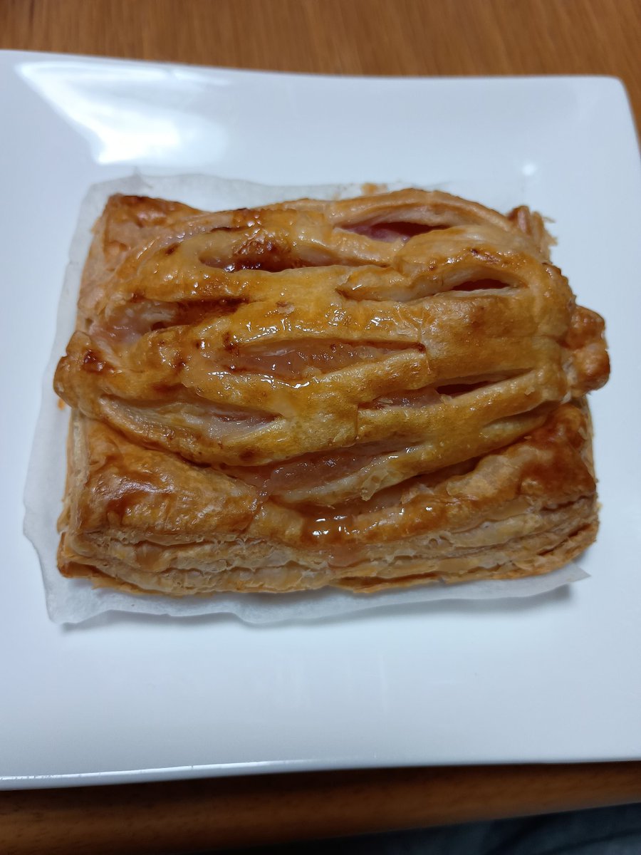 oyumaster's tweet photo. タムラファーム
施設の売店で購入。個包装でいろいろな所で売っているわりに風味も豊かなアップルパイ。中の煮りんごは皮も使ってるのか鮮やかな赤紫で酸味強め、インパクトがある。アルミに包んでトースターで5分温めると生地はふわっとするけど少し油っぽくなる。
#おゆおゆの旅 https://t.co/cf8HaICakX