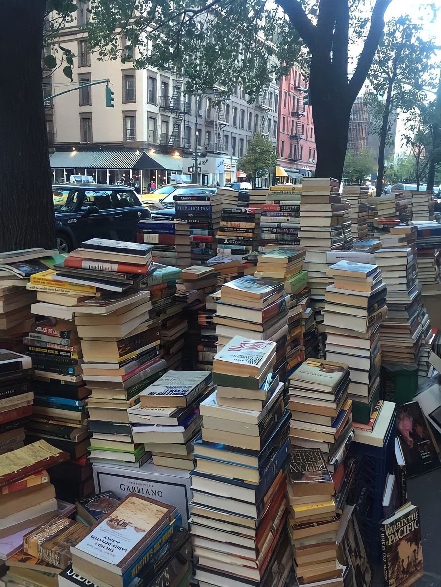 وجه الشبه الذي يجمع كل الكتب الجيدة هو أنها أصدق مما لو كانت أحداثها واقعية ، فبعد أن تنتهي من قراءة كتاب جيد ستشعر أنك عشت كل وقائعه فعلا الخير والشر الندم والحزن الناس والأماكن والطقس ..