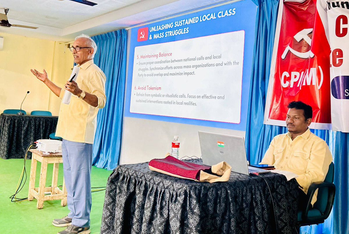 apcpim's tweet image. హైదరాబాద్ లో CPIM ఆలిండియా క్లాసుల్లో మూడో 
రోజు క్లాసు బోధిస్తున్న కామ్రేడ్ బివి రాఘవులు.. 
#CPIM #BVR #marxism