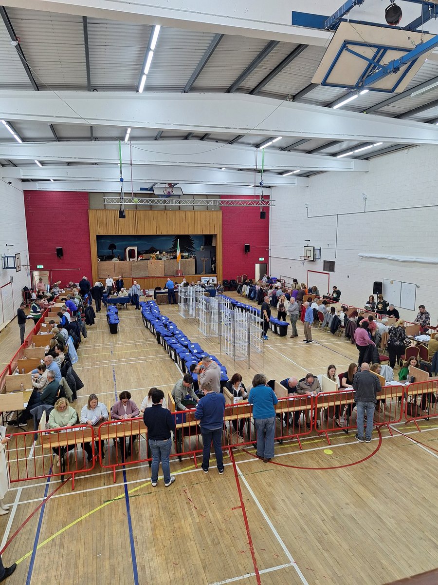 51% of boxes opened by 10.30am in Galway East

Blow it up ref!!
Connolly is flying

#Aras25
#PE25