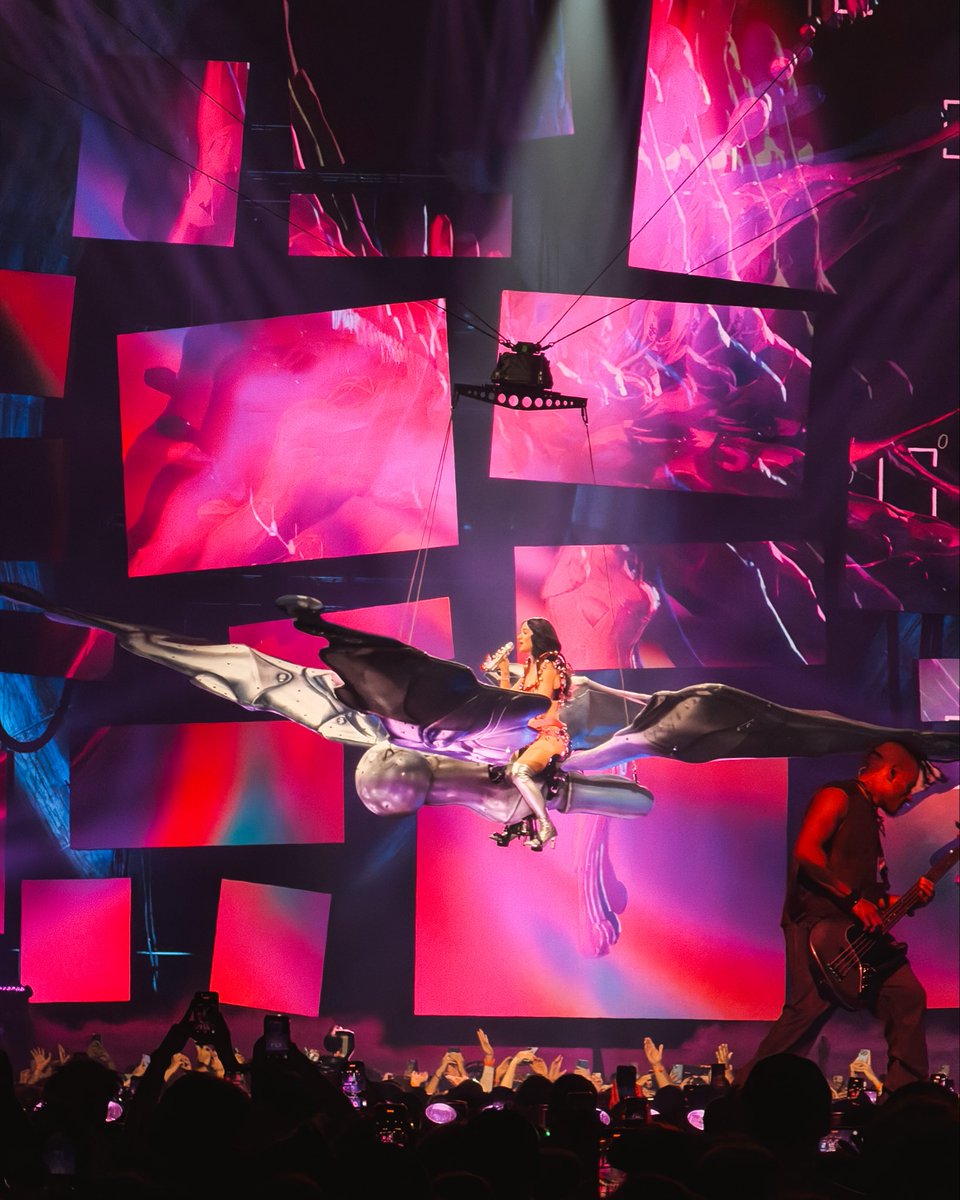 First time hier soir pour un show de Katy Perry.  La DA était vraiment cool, quelques moments gênants, et cacophonique niveau son. Mais dans la globalité joli show 🦋 #TheLifetimesTour