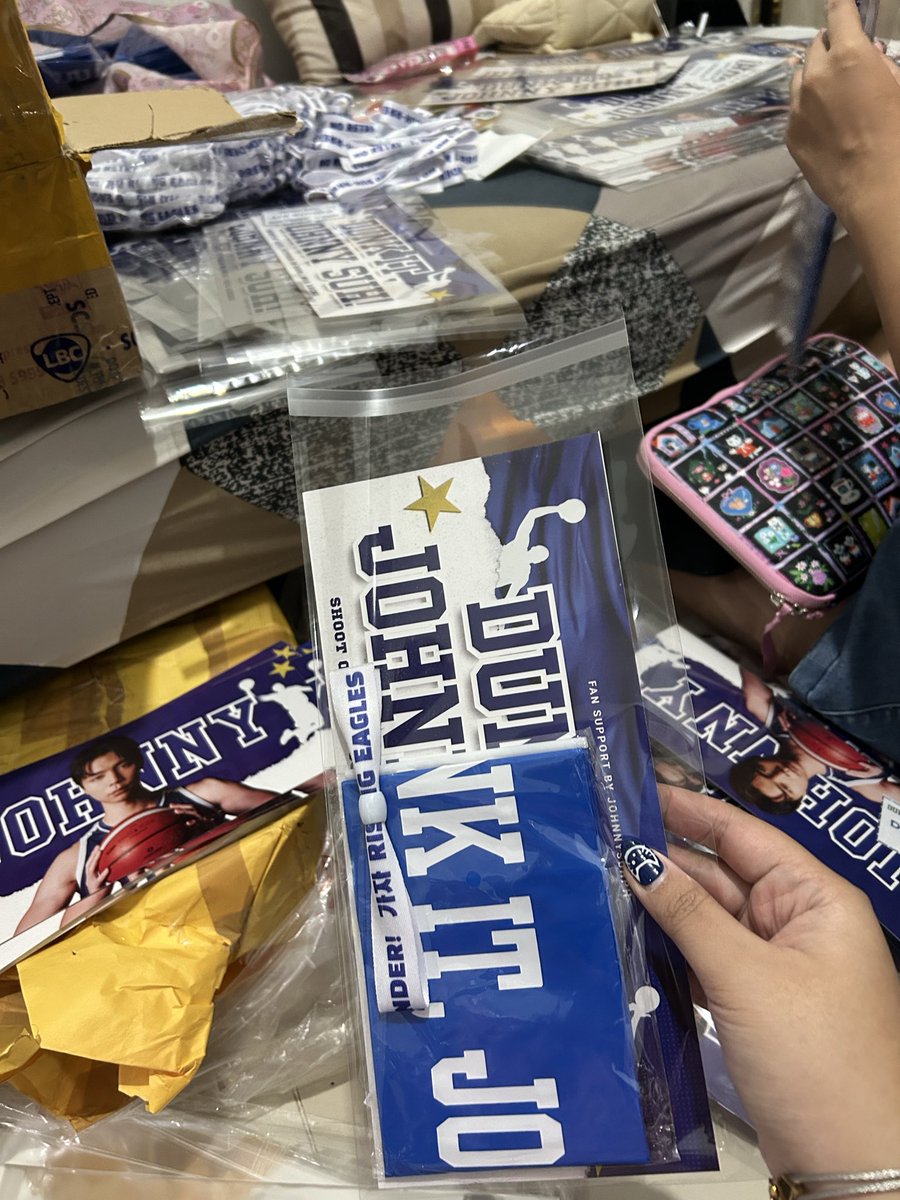 We are so excited to distribute the kits to you guys tomorrow! 💙

⛹🏻‍♂️ 
JOHNNY SUH TAKES MANILA COURT
#DunkItJohnnySuh #JohnnySuhBackInManila