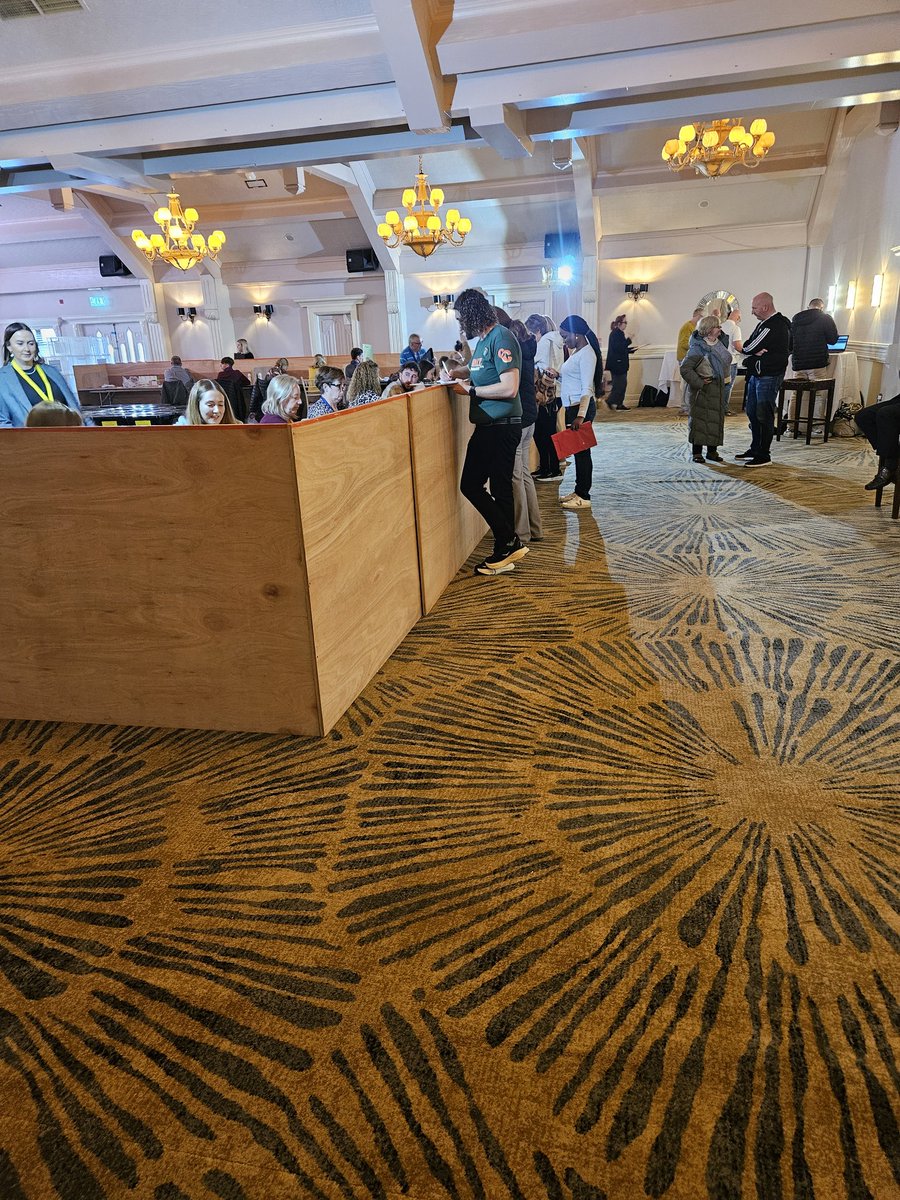 peterdoconnell1's tweet image. 28% of the 179 Clare boxes have been opened.
Catherine Connolly is well ahead.
The lates tally is as follows: 
Connolly 62.13%
Humphreys 27.13%
@rtenews #Aras25