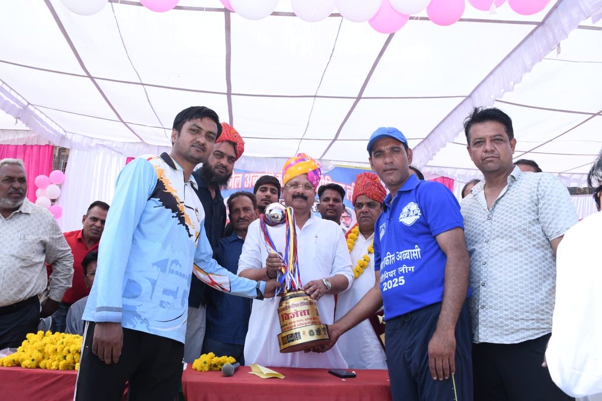 Attended the final match of Late Shakeel Abbasi Memorial Premier League 2025 at 14 Stadium, Kishanpole Vidhan Sabha.
It was inspiring to see the enthusiasm and sportsmanship of our young players promoting unity and brotherhood through sports. ⚽🏆

#AminKagzi